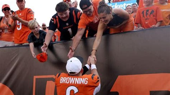 Jake Browning's Girlfriend Stephanie Niles Steals The Show During